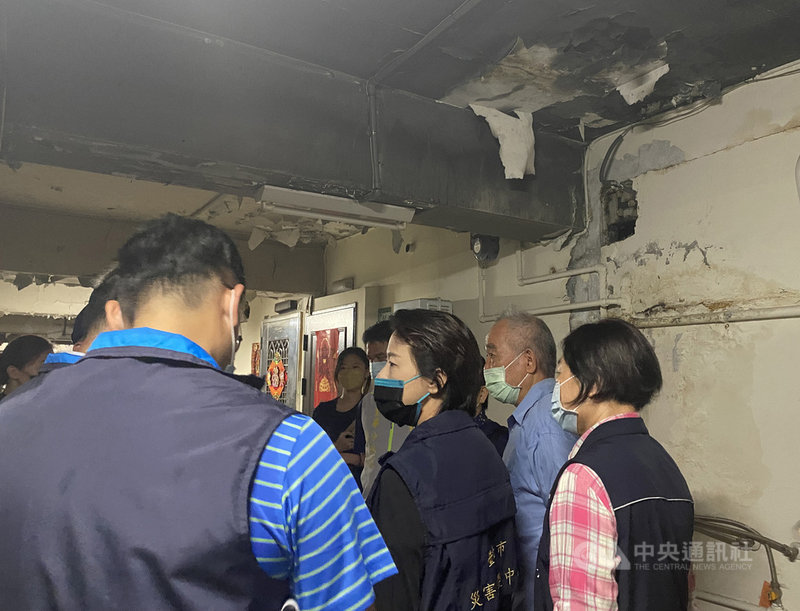 台北市建齡50年的信維大樓21日進行消防搶救演練,副市長黃珊珊(前右2)並入內逐層視察,一行人舉目所見,公共空間雖維持整潔,但因建物老舊,通道走廊屋頂和牆壁油漆多處斑駁脫落。中央社記者黃麗芸攝 110年10月21日
