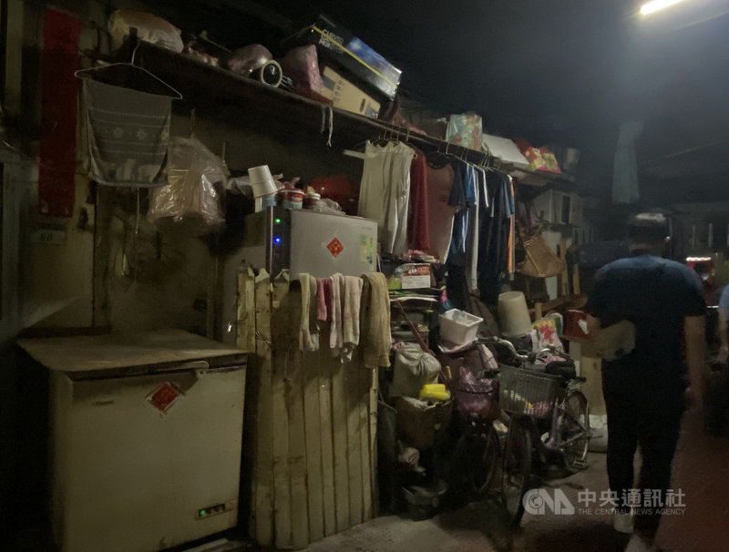 台北市建齡50年的信維大樓建物老舊,大樓內計有363戶,大多數居民住屋空間僅約4至8坪,不少人只能將座椅、鞋櫃、冰箱或熱水器等家具置放於公共走道上。中央社記者黃麗芸攝 110年10月21日
