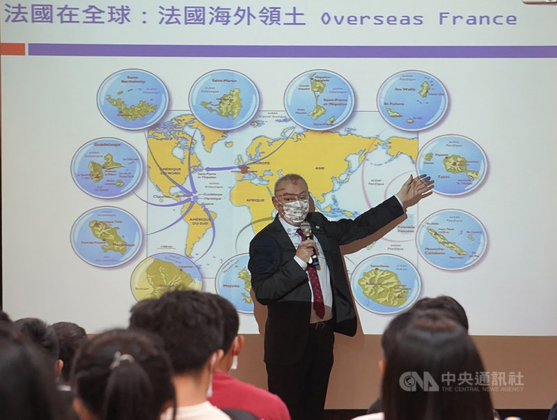 法國在台協會主任公孫孟21日到高雄進行城市學術及文化交流,並對中山大學學生發表演講,向學生介紹法國,他從法國過去歷史、追求自由過程,談到今日三權分立的民主法國。中央社記者董俊志攝 110年10月21日
