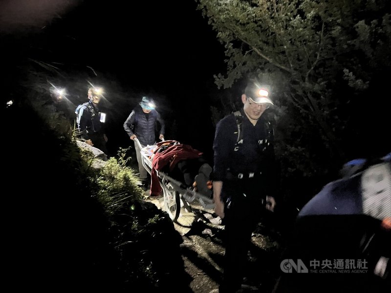 嘉義縣消防局20日下午獲報,有一名女登山客爬玉山途中,疑似高山症發作在玉山西峰觀景台等待救援,消防隊員推獨輪車,來回走5個多小時救人。(嘉義縣消防局提供)中央社記者蔡智明傳真 110年10月21日
