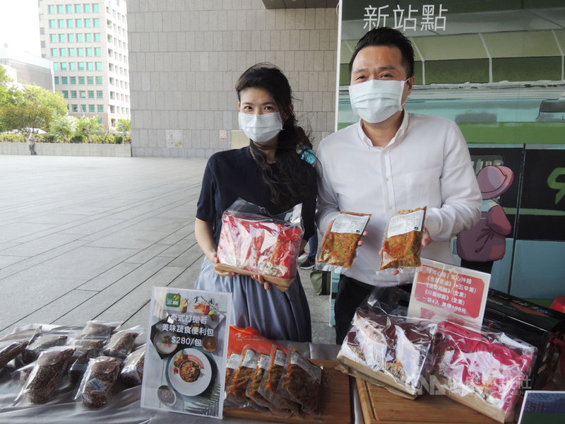 台中市政府21日在府前廣場為23日將在老虎城購物中心廣場舉辦的「瘋創業嘉年華」舉辦宣傳活動,現場並安排攤位展示青年創業的各式產品。中央社記者郝雪卿攝 110年10月21日
