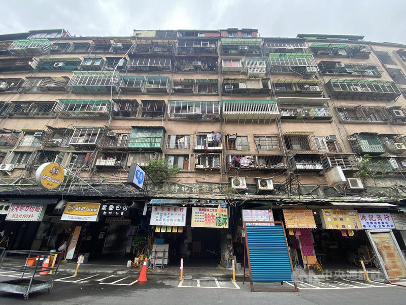 台北市大安區信維大樓興建於民國60年,為地上6層、地下1層的老舊建物,台北市消防局21日指出,其潛在風險有建物老舊、門號混亂、管線錯雜、門禁管制不易、老弱住戶行動緩慢等,住戶窗外都設有鐵窗,恐影響逃生動線。中央社記者黃麗芸攝 110年10月21日