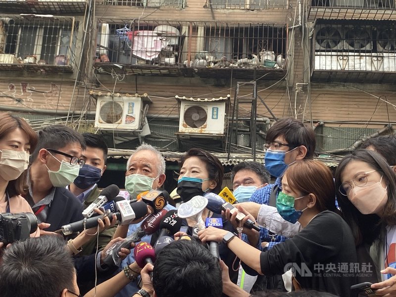 為免高雄城中城大樓火警憾事重演,台北市消防局21日針對建齡50年的信維大樓進行消防搶救演練,副市長黃珊珊(中)受訪時提到,雖消防檢查合格,但住戶鐵窗密布恐影響逃生,市府將討論如何改善。中央社記者黃麗芸攝 110年10月21日