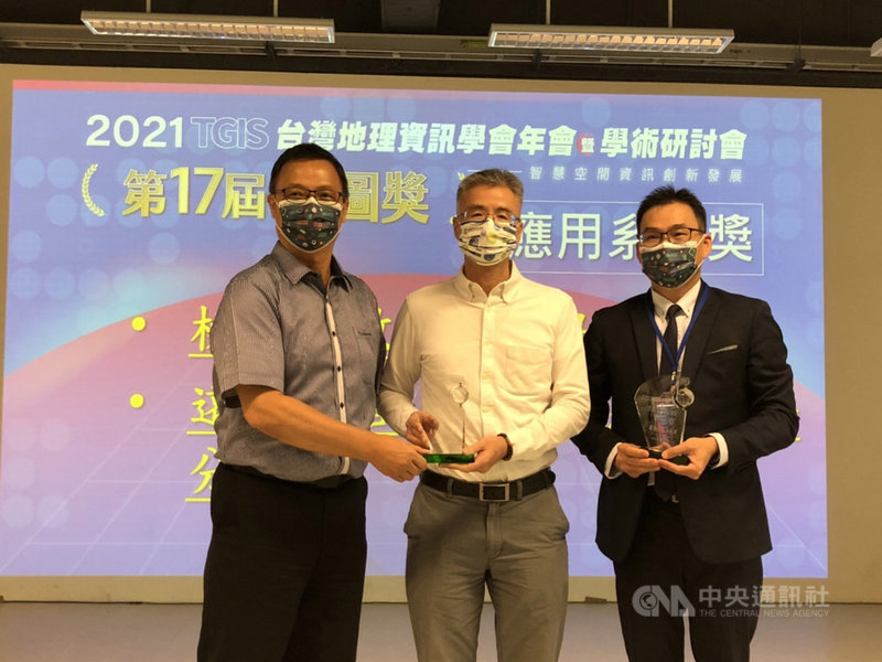 遠傳電信結合地理資訊系統(GIS),協助桃園市政府水務局開發建置「下水道雲端物聯網智慧監測系統」,獲台灣地理資訊學會「2021金圖獎-最佳應用系統獎」。遠傳企業暨國際事業群業務資深協理邱建華(圖右)代表受獎。(遠傳提供)中央社記者江明晏傳真 110年10月21日