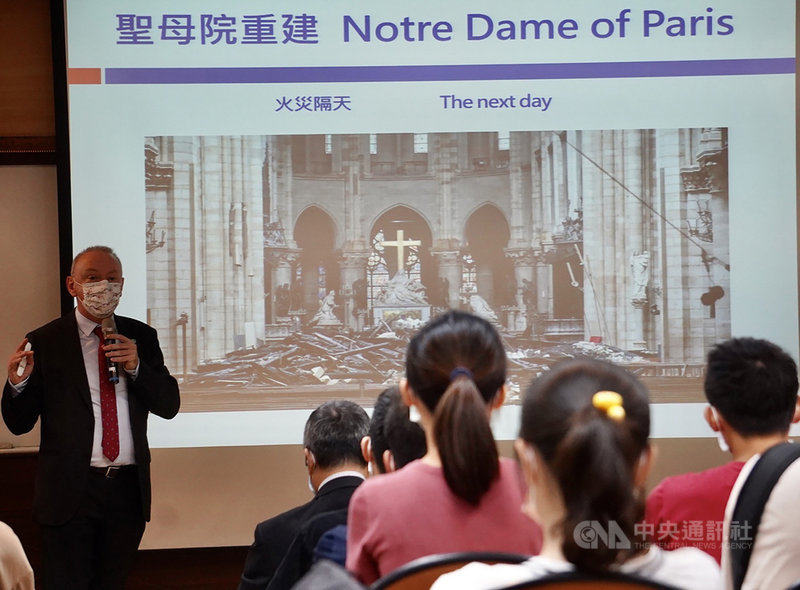 法國在台協會主任公孫孟(左)21日到中山大學發表演講,他談到,2019年巴黎聖母院大火,是場可怕災難,但隔天起,法國就收到來自全世界的支持及捐款,見證了面臨嚴重災難,世界人民依然團結扶持。中央社記者董俊志攝 110年10月21日