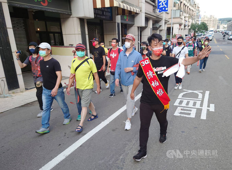 台灣基進立委陳柏惟(前右)的罷免案23日即將投票,21日陳柏惟持續進行「100小時民主最後一哩路」活動,爭取民眾支持。(民眾提供)中央社記者趙麗妍傳真 110年10月21日