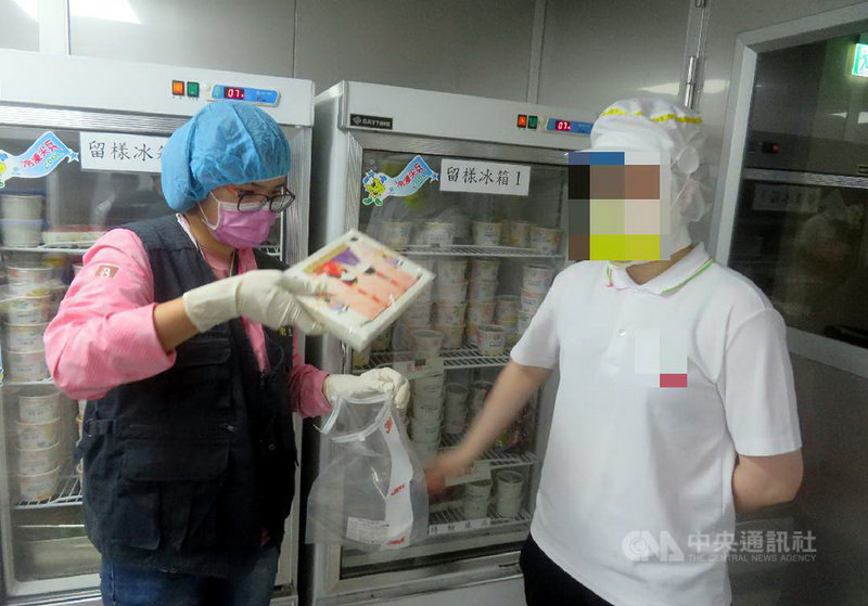新北市聖心女中住校生疑食物中毒事件,超過百名師生送醫。新北市衛生局人員(左)獲報前往團膳業者處,採集相關檢體送往化驗。(新北市教育局提供)中央社記者黃旭昇新北市傳真 110年10月21日