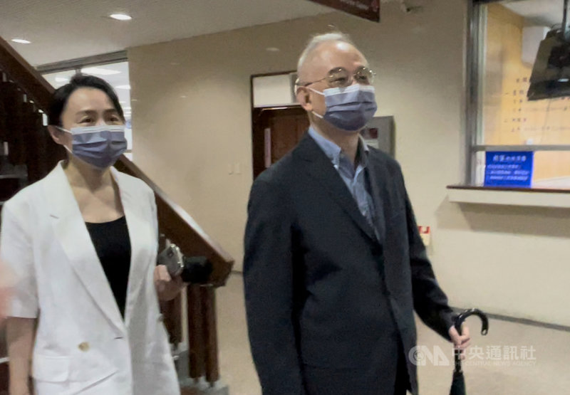中國創新公司主席向心(右)、龔青(左)夫婦遭台北地檢署起訴涉犯洗錢防制法,台北地方法院21日開庭。圖為兩人庭訊後離開法院。中央社記者劉世怡攝 110年10月21日