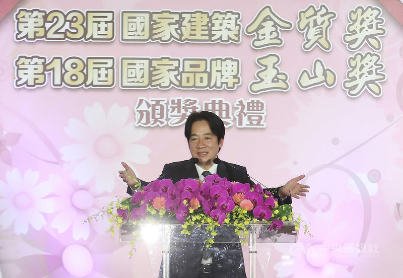 副總統賴清德21日晚間表示,高雄城中城大火奪走46條人命,雖然致命未必與建築設計有關,不過仍盼建築界能夠從不幸事件中記取教訓,並構思出更好、更安全的設計。中央社記者張新偉攝 110年10月21日