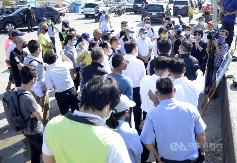 立法院經濟委員會21日邀請農委會主委陳吉仲(後中白帽者)到嘉義視察牡蠣產業,不少蚵農聞訊紛紛前來陳述意見。中央社記者蔡智明攝 110年10月21日