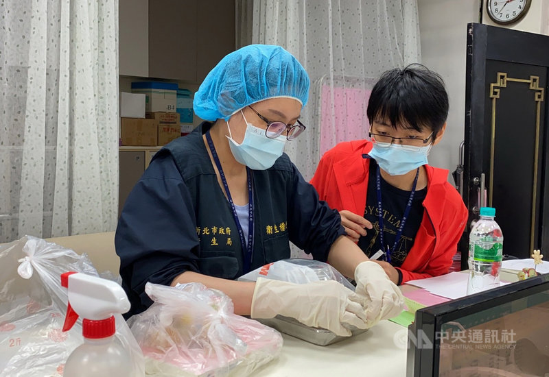 新北市八里區聖心女中21日出現師生疑似食物中毒事件,校方表示,住宿學生疑用完20日晚餐後,21日凌晨4時起陸續出現腹痛、拉肚子症狀,超過百名師生送醫。新北市衛生局獲報後派遣稽查人員到校採集檢體化驗。(新北市教育局提供)中央社記者黃旭昇新北市傳真 110年10月21日