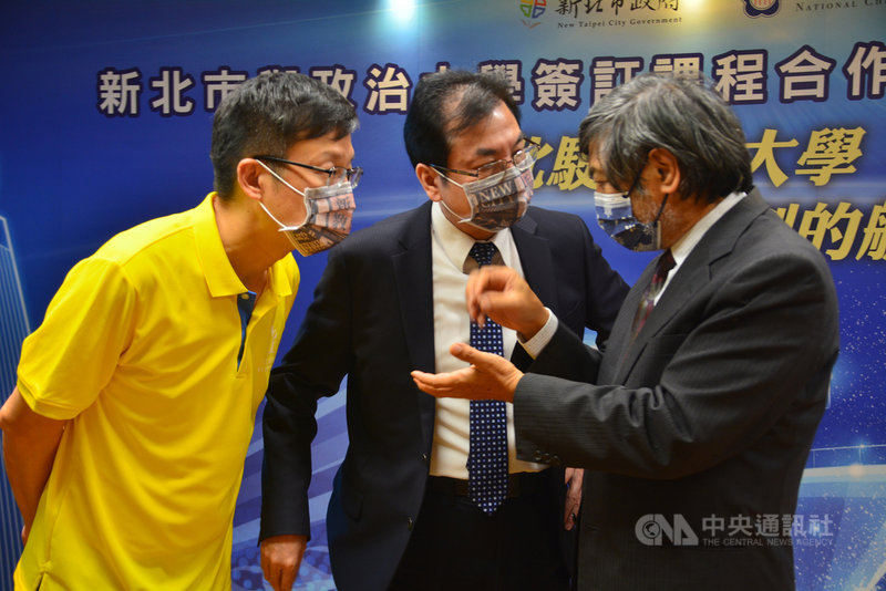 在新北市副市長劉和然(中)見證下,教育局長張明文(左)21日與政治大學校長郭明政(右)簽訂課程合作備忘錄,將來學生可使用「政大磨課師」課程平台。圖為3人進行討論。中央社記者黃旭昇新北攝 110年10月21日