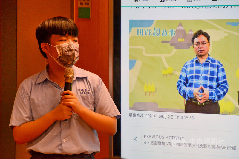 政治大學21日與新北簽訂課程合作備忘錄,將來學生可使用「政大磨課師」課程平台,供新北高中生修習並提早參與大學課程;高中生若甄選錄取政大,還可抵免學分。中央社記者黃旭昇新北攝 110年10月21日