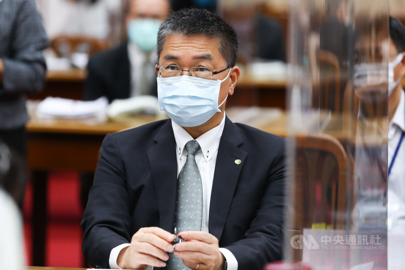 港女命案兇嫌陳同佳至今尚未來台投案,港府宣稱是中國台灣「政治操弄」。內政部長徐國勇(圖)21日表示,香港政府不要利用此案把台灣變成中國一部分,不要用政治操作處理單純刑事問題。中央社記者王騰毅攝 110年10月21日