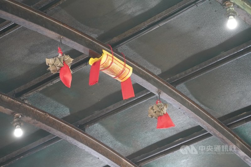 屏東縣東港鎮東隆宮迎王祭24日登場,廟方21日遵循古禮舉行上樑儀式,將天金、尺金、福金、壽金、太極金等5金以紅線綁在棚頂中央處,兩側則繫上紅袋包及甜粽,每個小細節都有含意。(屏東縣政府提供)中央社記者郭芷瑄傳真 110年10月21日