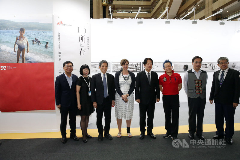 2021台北國際藝術博覽會21日在台北世貿展覽館舉行開幕活動,副總統賴清德(右4)、文化部長李永得(左3)、原民會主委夷將.拔路兒(右2)等人出席,參觀展出攤位。中央社記者郭日曉攝 110年10月21日