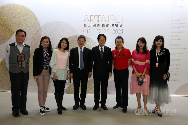 台北國際藝術博覽會ART TAIPEI 2021將於22日至25日在台北世貿展覽館盛大登場,副總統賴清德(右4)、文化部長李永得(左4)等人21日出席開幕活動並合影。中央社記者郭日曉攝 110年10月21日