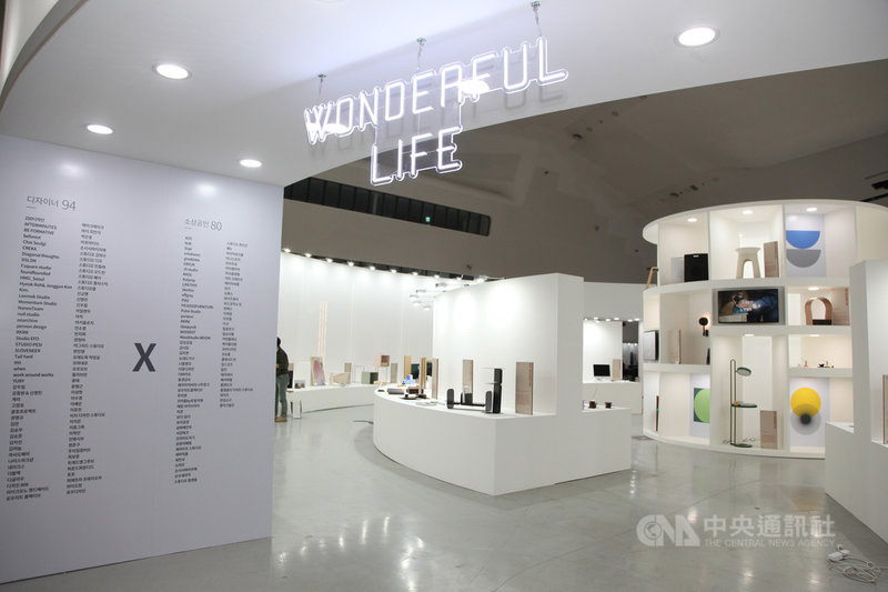 「2021年DDP設計博覽會」19日開幕,7天展期以Wonderful Life為主題,同時在線上及東大門設計廣場Art Hall 1館展示由中小企業與設計師合作開發的新產品,以及中小設計公司產品與青年設計師作品。(首爾設計財團提供)中央社記者廖禹揚首爾傳真 110年10月21日