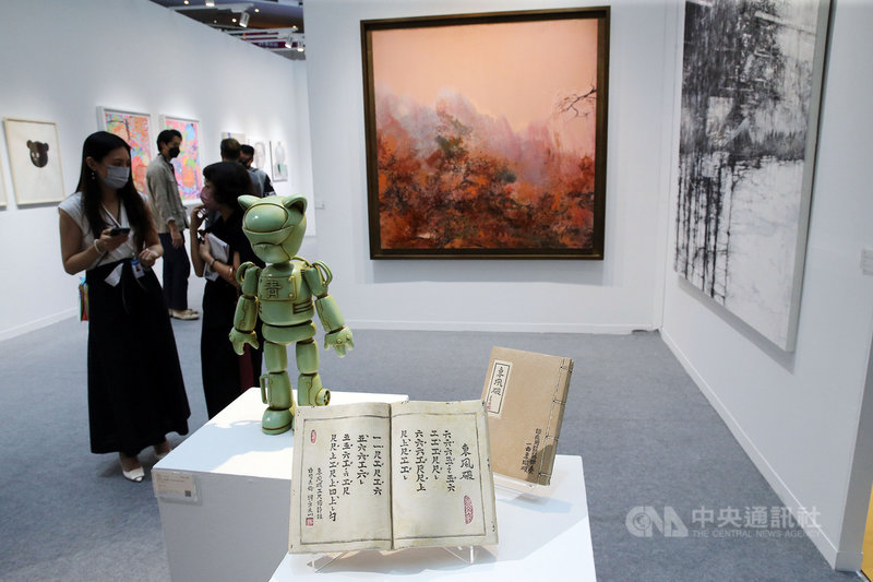 2021 ART TAIPEI台北國際藝術博覽會22至25日將於台北世貿1館展出,21日舉行開幕式,今年匯集124家展商,包括92家畫廊及跨越9個國家地區、32家國外畫廊所帶來的藝術作品。中央社記者郭日曉攝 110年10月21日
