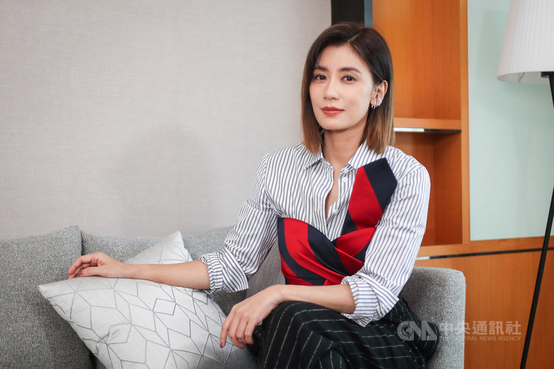 藝人賈靜雯在電影「瀑布」中詮釋一名從女強人變成需要家人照顧的思覺失調症患者,其中一場病症發作的戲,更讓她一度入戲到難以自拔。中央社記者裴禛攝 110年10月21日