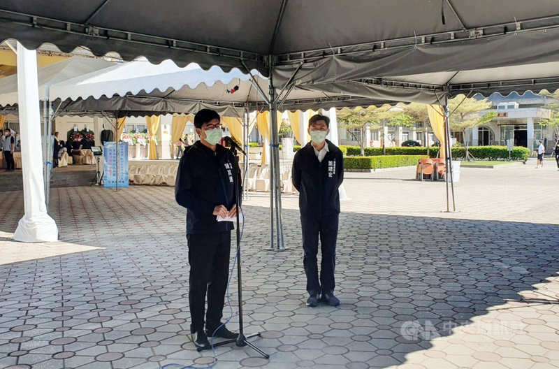 高雄城中城大樓火警造成46人罹難,22日將舉行聯合公祭;市長陳其邁(左)21日上午在殯儀館接受媒體聯訪表示,截至上午9時已收到新台幣1億8227萬元捐款,將用於撫恤和安置,長期會有社會住宅跟包租代管計畫等,目前選定幾個地點。中央社記者洪學廣攝 110年10月21日