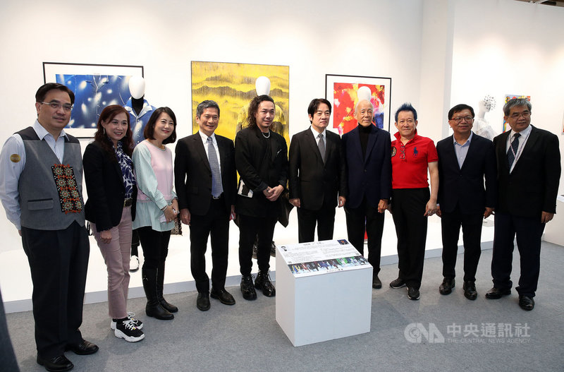 副總統賴清德(右5)、文化部長李永得(左4)及原民會主委夷將.拔路兒(左)等人21日出席台北國際藝術博覽會ART TAIPEI 2021開幕活動,並於展出攤位合影留念。中央社記者郭日曉攝 110年10月21日