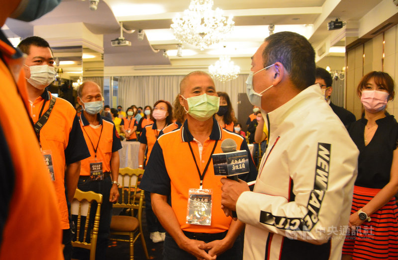 新北市政府21日表揚年度績優清潔隊員,市長侯友宜(前右)出席頒獎,並關心隊員們工作環境與健康,提醒若有任何需求或需添購裝備,可隨時向環保局反映。中央社記者黃旭昇新北市攝 110年10月21日