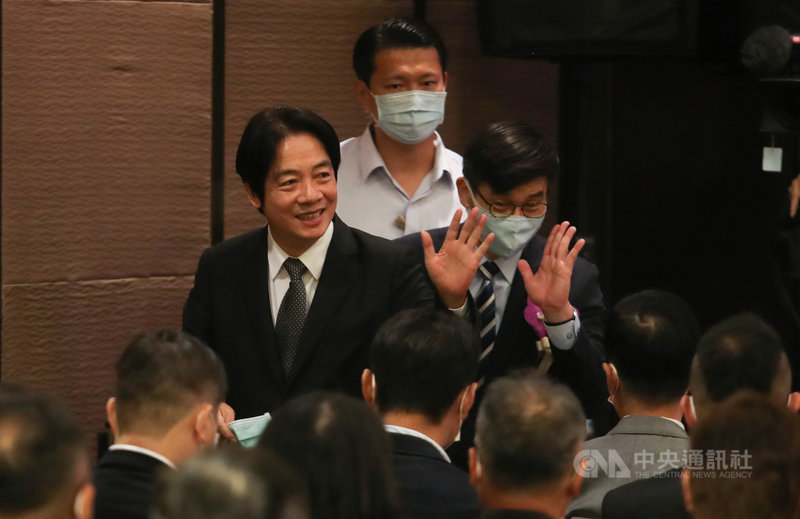 副總統賴清德(左)21日晚間在台北出席「第23屆國家建築金質獎暨第18屆國家品牌玉山獎」頒獎典禮,向現場來賓揮手致意。中央社記者張新偉攝 110年10月21日
