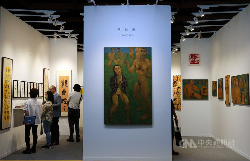 2021 ART TAIPEI台北國際藝術博覽會22至25日將於台北世貿1館展出,21日舉行開幕式,今年因應疫情,為使海外展商能遠距參展,另外推出AT Remote展區,提供視訊、開箱檢視等服務,讓人不必親臨現場,也能確認布展細節。中央社記者郭日曉攝 110年10月21日