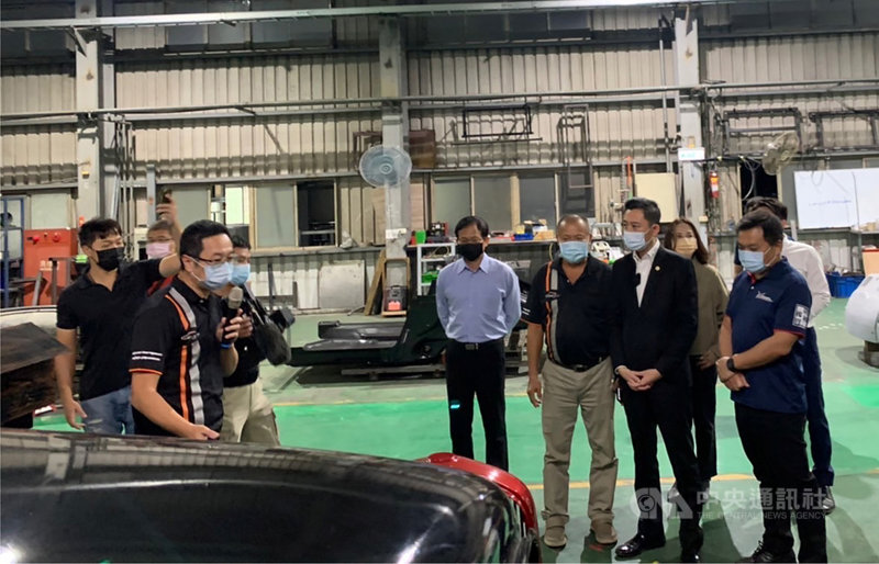 新竹市長林智堅(前右2)21日到新竹芎林參訪古董車工廠時表示,很開心受邀來參訪新竹產業隱形冠軍,車子也是每個男孩的夢想,能進到工廠看到夢幻古董車,也非常興奮。中央社記者郭宣彣攝 110年10月21日