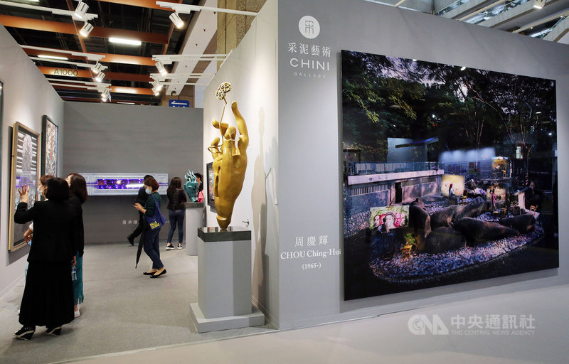 2021 ART TAIPEI台北國際藝術博覽會22至25日將於台北世貿1館開展,21日舉行開幕式,今年也因應疫情開創展會新模式,包含國際線上展廳、遠距布展措施等,凝聚共9國、124家展商共襄盛舉。中央社記者郭日曉攝 110年10月21日