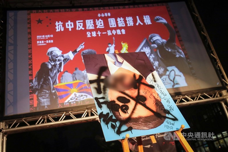 學者認為,中共總書記習近平強推歷史決議意在解決和黨內大部分菁英在思想上的巨大分歧。圖為香港1日抗中晚會,民團在習近平頭像上噴漆表訴求。中央社記者裴禛攝 110年10月1日