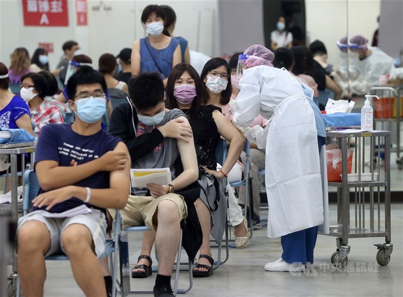 衛福部21日表示若要鬆綁邊境管制,民眾第2劑覆蓋率一定要超過3成。圖為台北長庚醫院接種站。(中央社檔案照片)