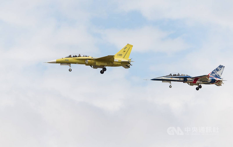 勇鷹首架量產機(左)21日成功在台中首飛,由原型機(右)伴飛。(軍事迷提供)中央社記者游凱翔傳真 110年10月21日