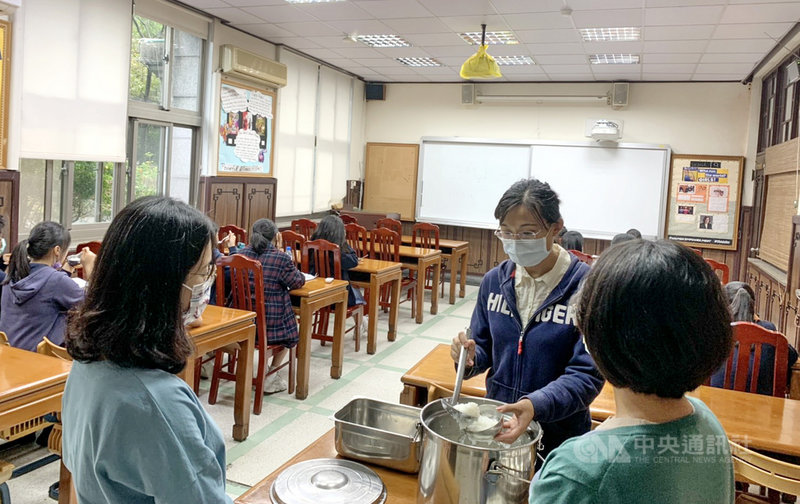 新北市聖心女中住校生發生疑似食物中毒事件,超過百名師生送醫,校方21日表示,學生情況穩定,部分已返校,已要求原廠商暫停供餐;校方也提供白粥讓學生食用。(新北市教育局提供)中央社記者黃旭昇新北市傳真 110年10月21日