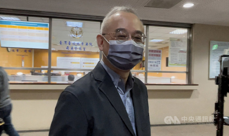 中國創新公司主席向心、龔青夫婦遭台北地檢署起訴涉犯洗錢防制法,21日赴台北地方法院開庭,向心(圖)庭後表示,這次限制出境期限到12月初,盼此案順利審結,可以出境。中央社記者劉世怡攝 110年10月21日