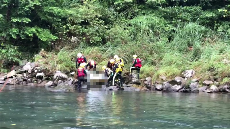 新北市雙溪區虎豹潭日前發生7人落水意外,至21日上午仍有最後一名8歲劉姓女童尚未尋獲,警消全力動員搜救,下午在坪安潭露營區對面溪流左岸岩石上草叢發現女童遺體。(讀者提供)中央社記者王朝鈺傳真 110年10月21日