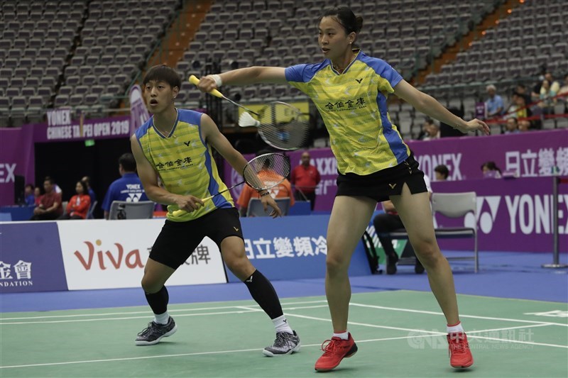 台湾羽球混双组合李哲辉（左）、许雅晴（右）21日在丹麦羽球公开赛闯进8强。（中央社档案照片）