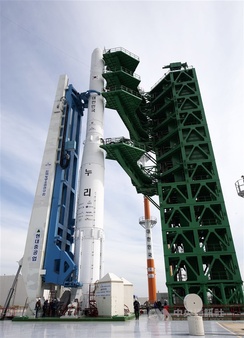 韓國預計21日下午將發射首架「純韓國製」運載火箭「世界號」(KSLV-II)。圖為20日在全羅南道高興郡羅老宇宙中心完成起豎的世界號。(科學技術情報通信部提供)中央社記者廖禹揚首爾傳真 110年10月21日