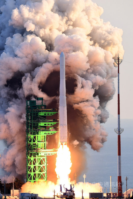 韓國自主研製的運載火箭世界號(KSLV-II)21日在全羅南道高興郡羅老宇宙中心發射,完成所有分離程序後,未能使模擬衛星成功進入軌道。(韓國航空宇宙研究院提供)中央社記者廖禹揚全羅南道傳真 110年10月21日
