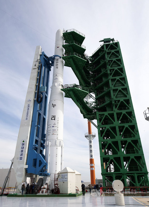 韓國預計21日將發射首架純韓國製運載火箭「世界號」(KSLV-II),圖為20日在全羅南道高興郡羅老宇宙中心的世界號。(科學技術情報通信部提供)中央社記者廖禹揚首爾傳真 110年10月21日