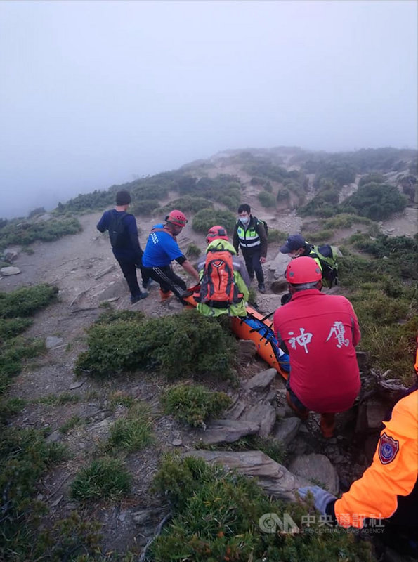 南投縣消防局21日指出,20日接獲民眾報案稱,謝姓男子等人組登山隊攀登合歡群峰,但途中謝男突然倒地且無呼吸心跳,同行山友隨即報案,消防局獲報馳援,將謝男搬到登山口並緊急送醫,但仍宣告不治。(翻攝照片)中央社記者吳哲豪傳真 110年10月21日