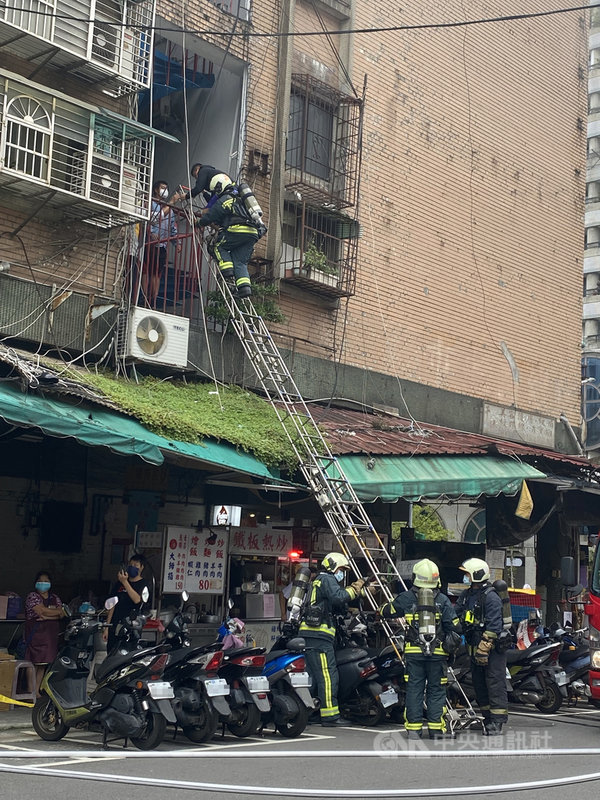 有鑒於高雄城中城大火釀多人死傷,為避免類似災害,台北市消防局針對市內老舊複合使用及用途特別複雜的建物進行全面檢查和辦理消防搶救演練,21日進行大安區信維大樓火災演練,動員60人、16輛各式車輛。中央社記者黃麗芸攝 110年10月21日