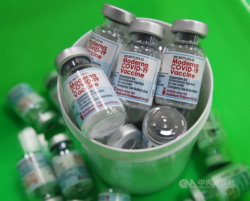美國食品暨藥物管理局20日授權莫德納（圖）和嬌生COVID-19疫苗作為追加劑，還說美國民眾可選擇與原先接種廠牌不同的疫苗進行施打。（中央社檔案照片）