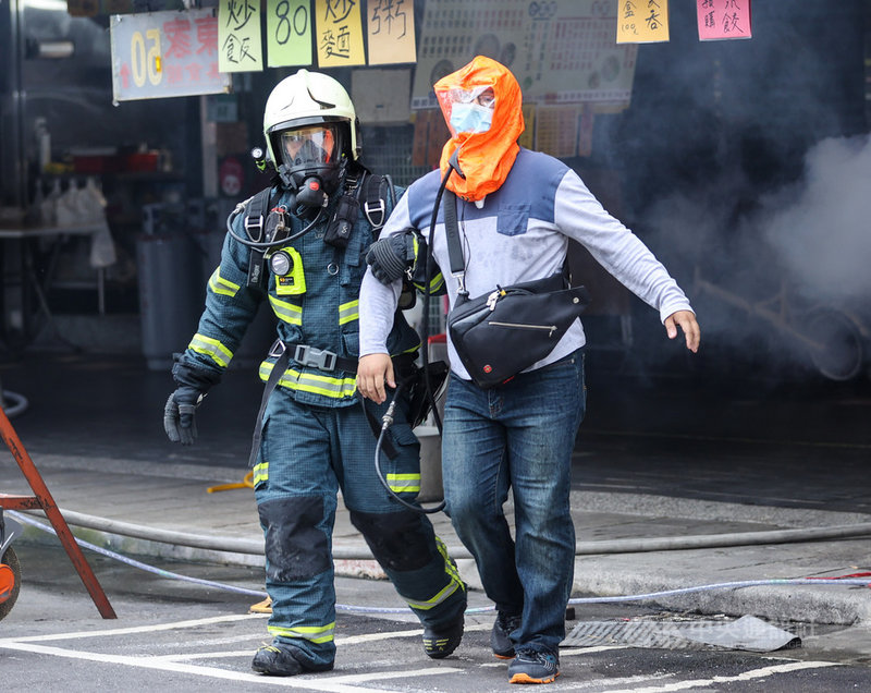 鑑於城中城大樓大火造成多人死傷,台北市21日在信維大樓舉行搶救演練。圖為模擬大樓意外發生火警,消防員將受困民眾救出安置。中央社記者鄭清元攝 110年10月21日