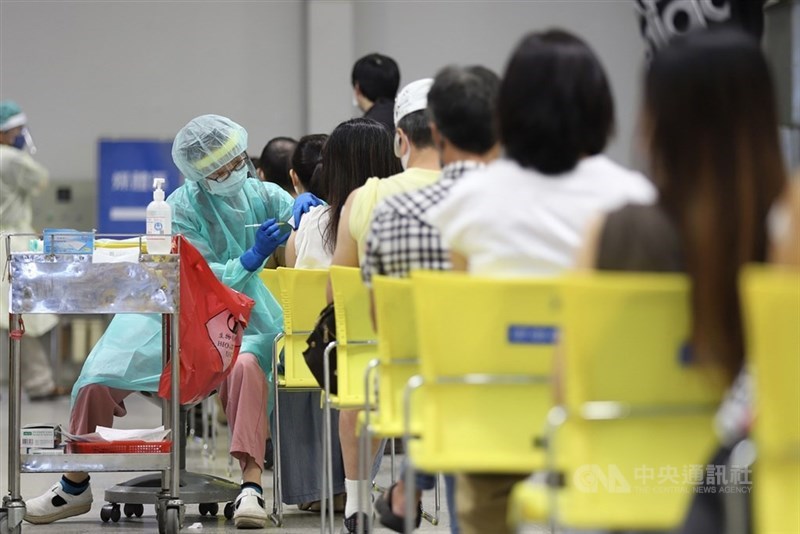 疫情指揮中心指揮官陳時中21日宣布,規劃第13輪開放AZ混打BNT疫苗,並透露下波疫苗將到貨。圖為民眾在台北市花博大型接種站施打疫苗。(中央社檔案照片)