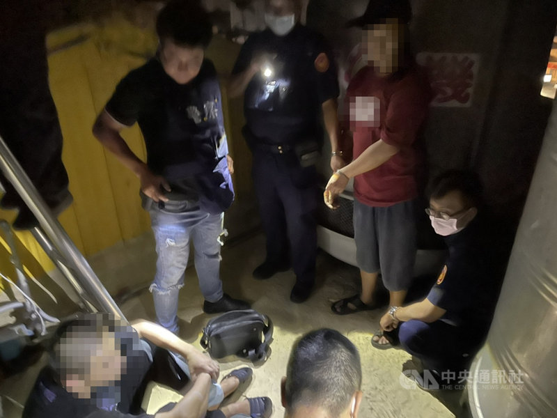 嘉義林姓通緝犯充當詐騙集團車手,日前跑到台南提款後,就和邱姓友人到旅社吸毒同慶,邱男興奮地跑到馬路上轉圈圈而露餡,2人被警方逮捕依法送辦。(台南市警局提供)中央社記者張榮祥台南傳真 110年10月22日