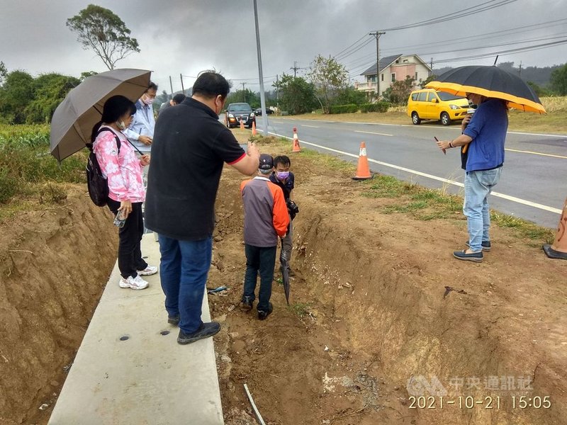金門縣金湖鎮環島北路進行道路拓寬,21日施工疑發現貝塚遺址,目前工程已先停工,縣府文化局將邀考專家學者會勘確認再做處置。(金門縣文化局提供)中央社 110年10月22日