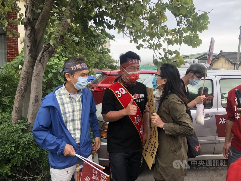 台灣基進立委陳柏惟(左2)22日自台中沙鹿出發,繼續「100小時民主最後一哩路」活動,並接受媒體聯訪,提出3個反省與檢討,有支持者上前鼓勵陳柏惟。中央社記者趙麗妍攝 110年10月22日
