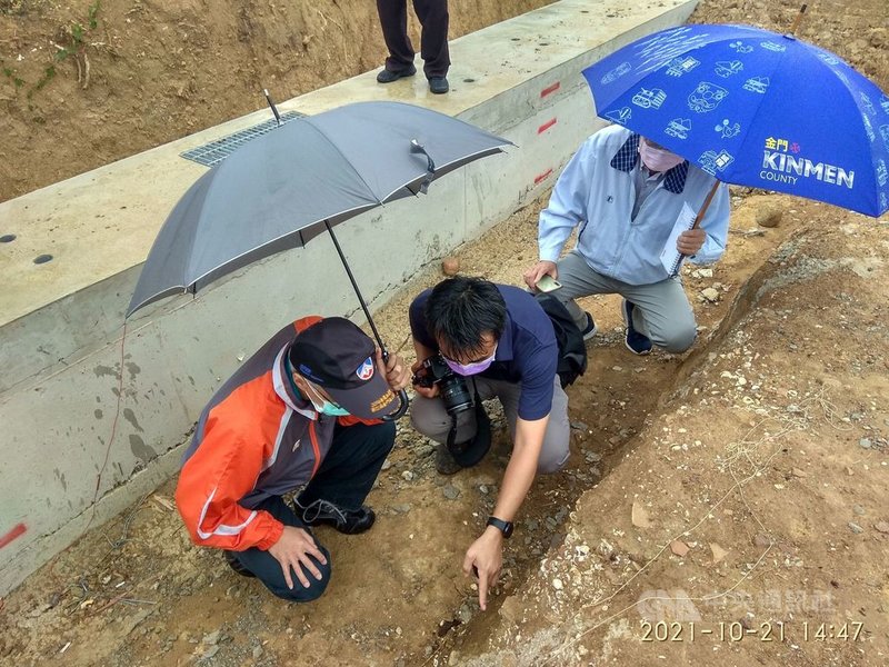 金門縣金湖鎮環島北路進行道路拓寬,21日施工疑發現貝塚遺址,文化局表示,依「文化資產保存法」規定,由工程單位先停工保持現況,並商討後續處理方式。(金門縣文化局提供)中央社 110年10月22日